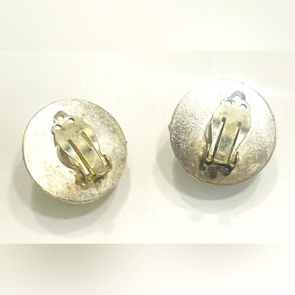 3/$18 Dome Metal Clip-on Earrings Fluted Gold Tone Metal Striped Corrugated - Picture 2 of 3